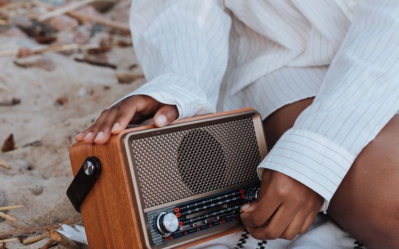 Cabine de rádio com equipamento de locução e painel de mixagem profissional
