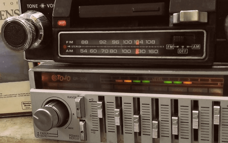 Estúdio de rádio e televisão transmitindo propaganda política