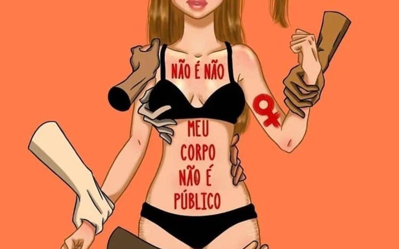 Mulher em espaço público com expressão de proteção pessoal