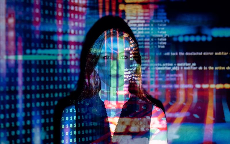 Smartphone com ícones de áudio e privacidade em tela iluminada
