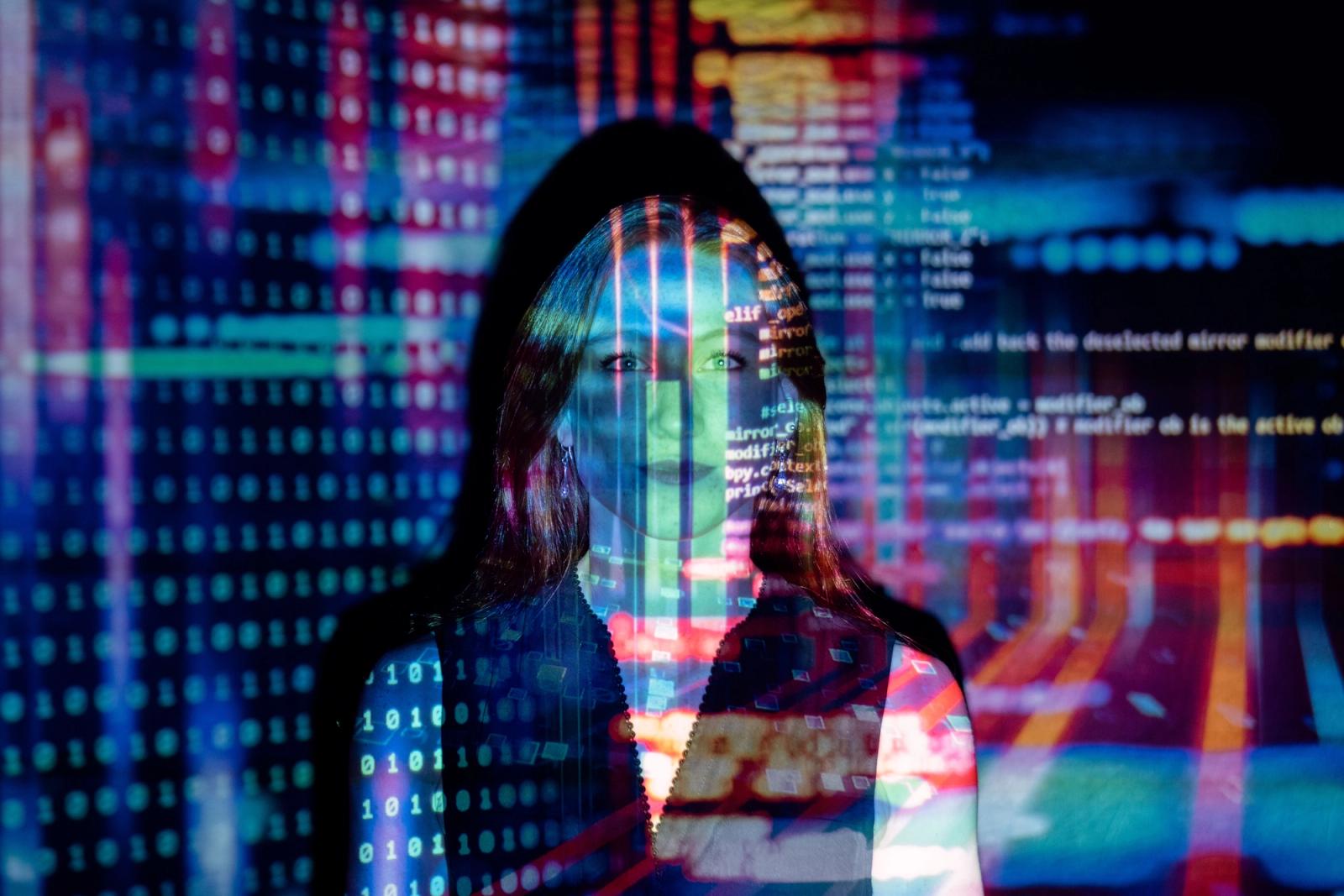 Smartphone com ícones de áudio e privacidade em tela iluminada