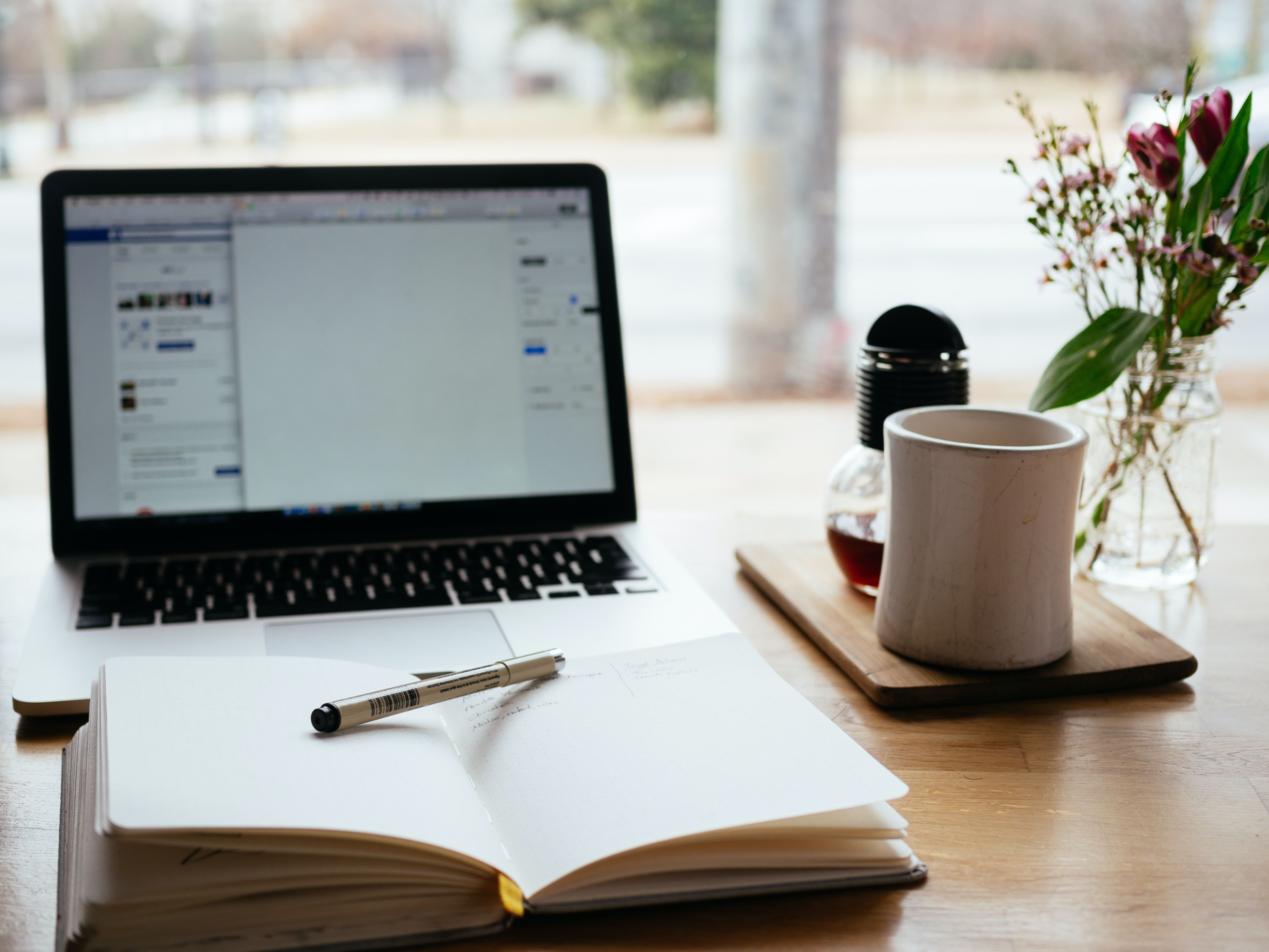 Aluno estudando online com fones de ouvido e microfone de qualidade