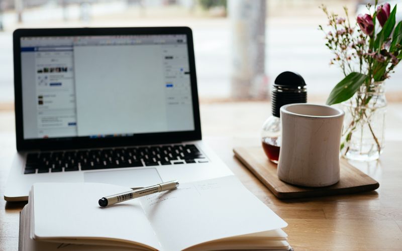 Aluno estudando online com fones de ouvido e microfone de qualidade