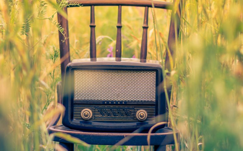 Transmissão de rádio conectando pessoas ao redor do mundo através de ondas sonoras