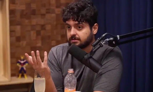 Estúdio de podcast Flow com equipamento de transmissão durante gravação de episódio