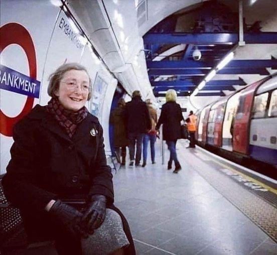 Plataforma de metrô em estação clássica de Londres com avisos