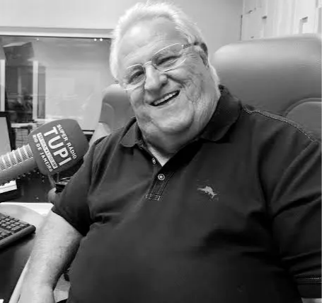 Washington Rodrigues, conhecido como Apolinho, lenda do rádio esportivo