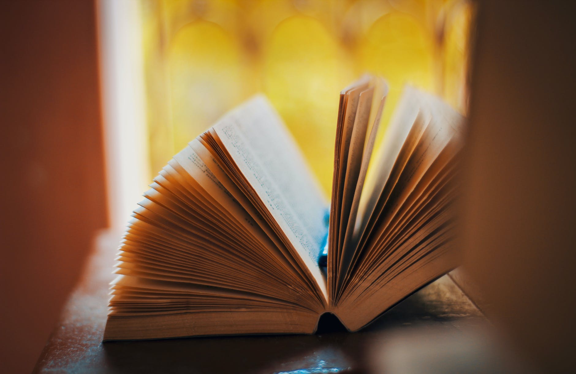 Pilha de livros abertos representando conhecimento e aprendizado contínuo