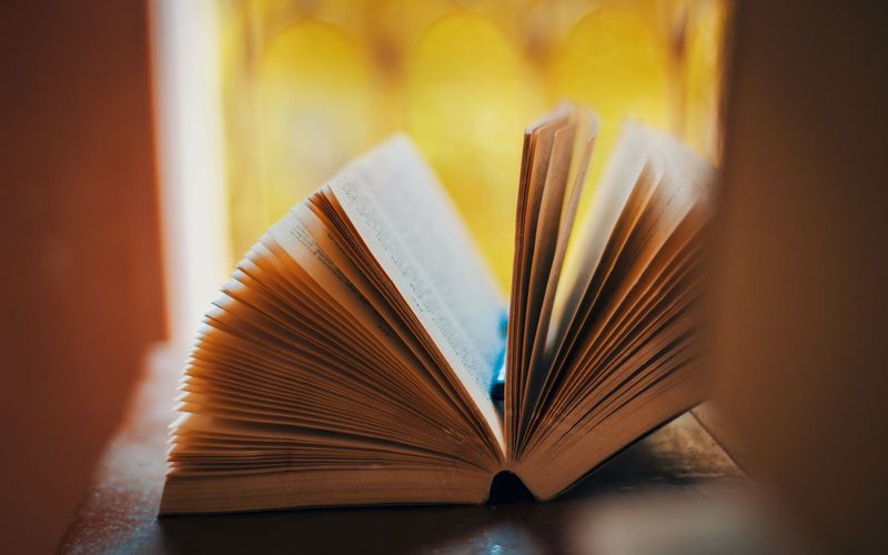Pilha de livros abertos representando conhecimento e aprendizado contínuo