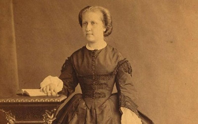 Retrato histórico de mulher em trajes da corte do século dezenove