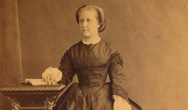 Retrato histórico de mulher em trajes da corte do século dezenove