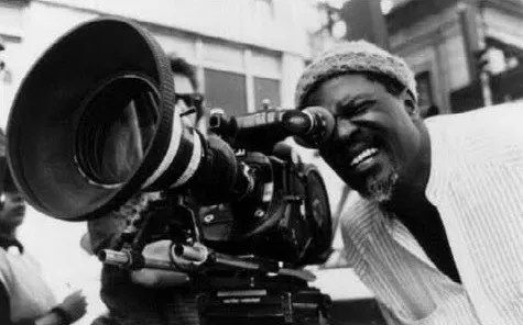 Tela de cinema exibindo cena de filme da programação do festival