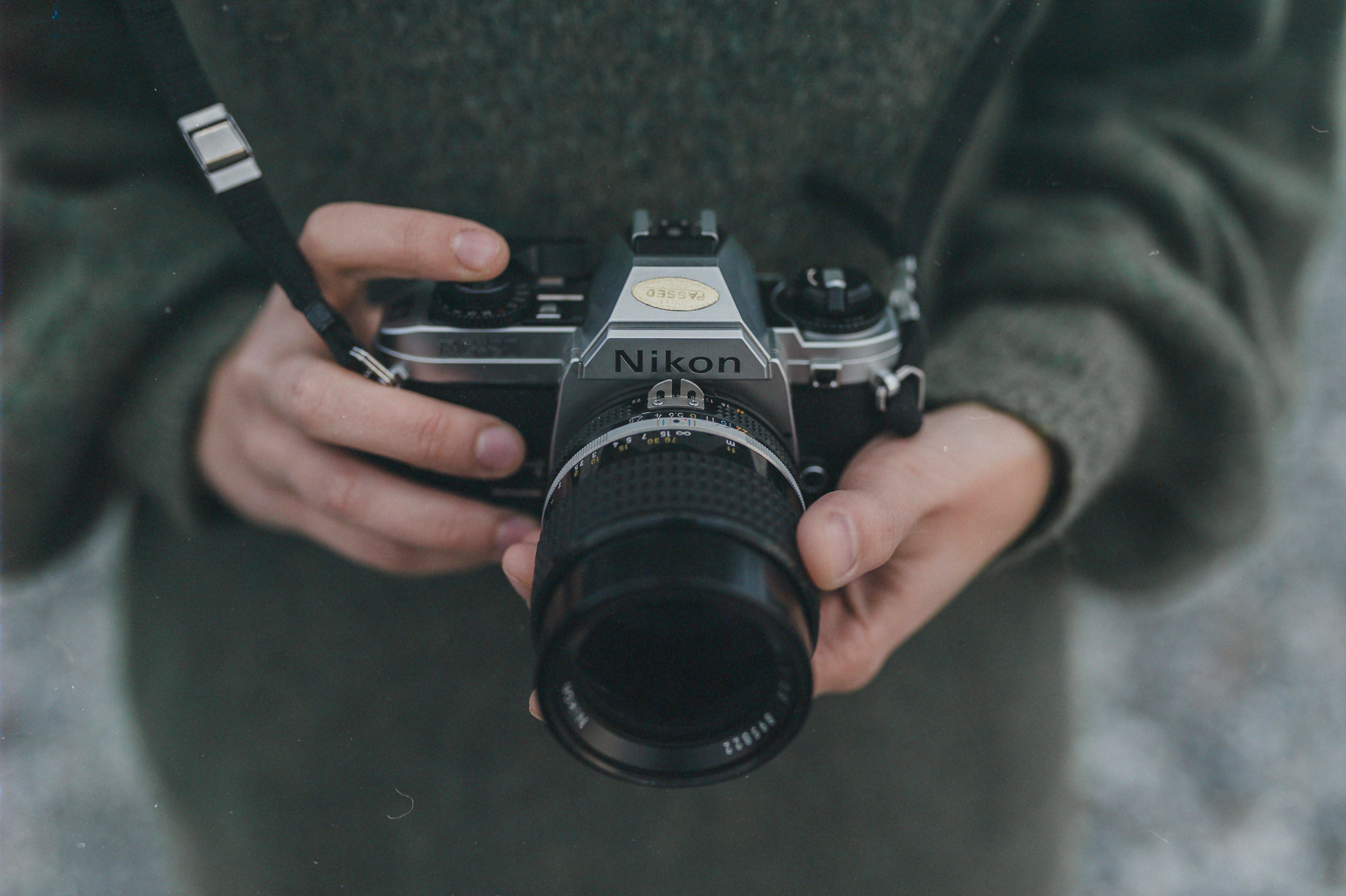 Fotógrafo capturando imagem com câmera profissional em ação