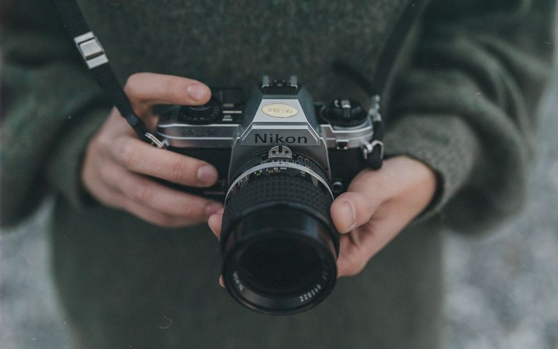 Fotógrafo capturando imagem com câmera profissional em ação