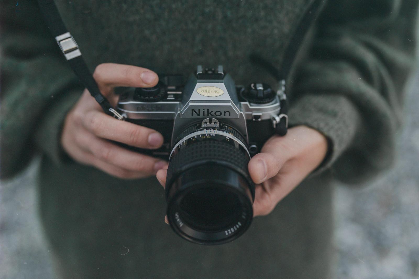 Fotógrafo capturando imagem com câmera profissional em ação