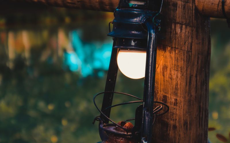 Painéis solares e estrutura de energia sustentável em ambiente rural
