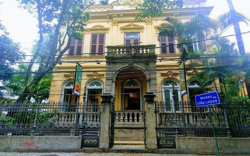 Crianças em aula de música com instrumentos diversos no Museu Villa Lobos