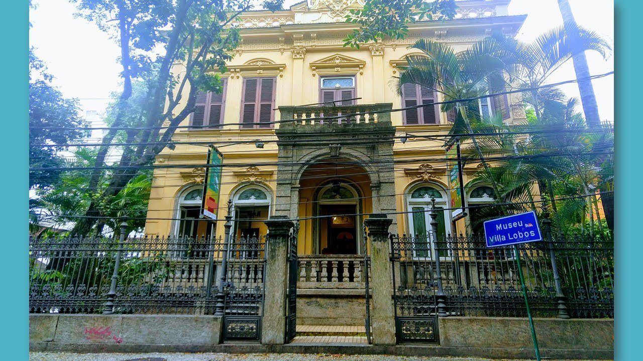 Crianças em aula de música com instrumentos diversos no Museu Villa Lobos