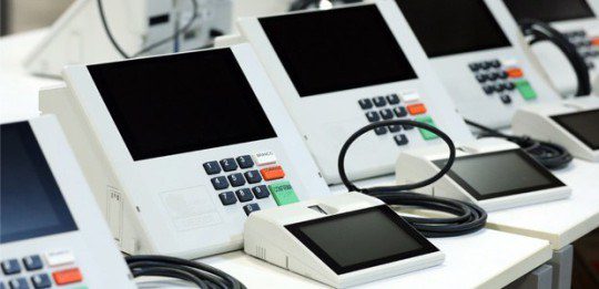 Urna eletrônica sendo inspecionada em laboratório de universidade