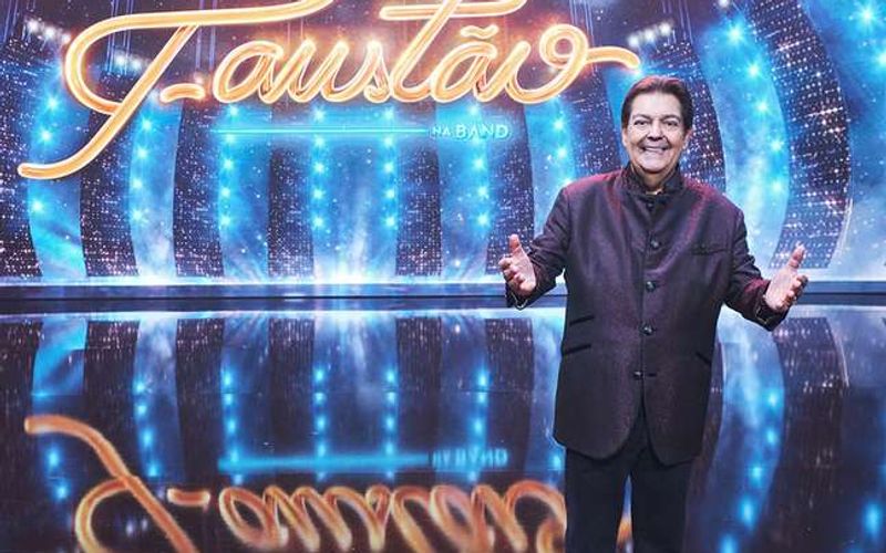 Concurso de descoberta de atriz com participantes em dinâmicas ao vivo