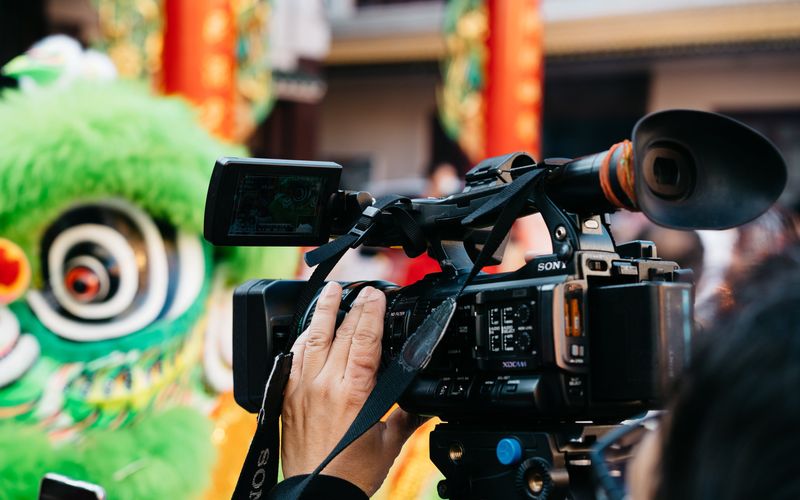 Troféu cinematográfico em palco iluminado durante cerimônia de prêmios