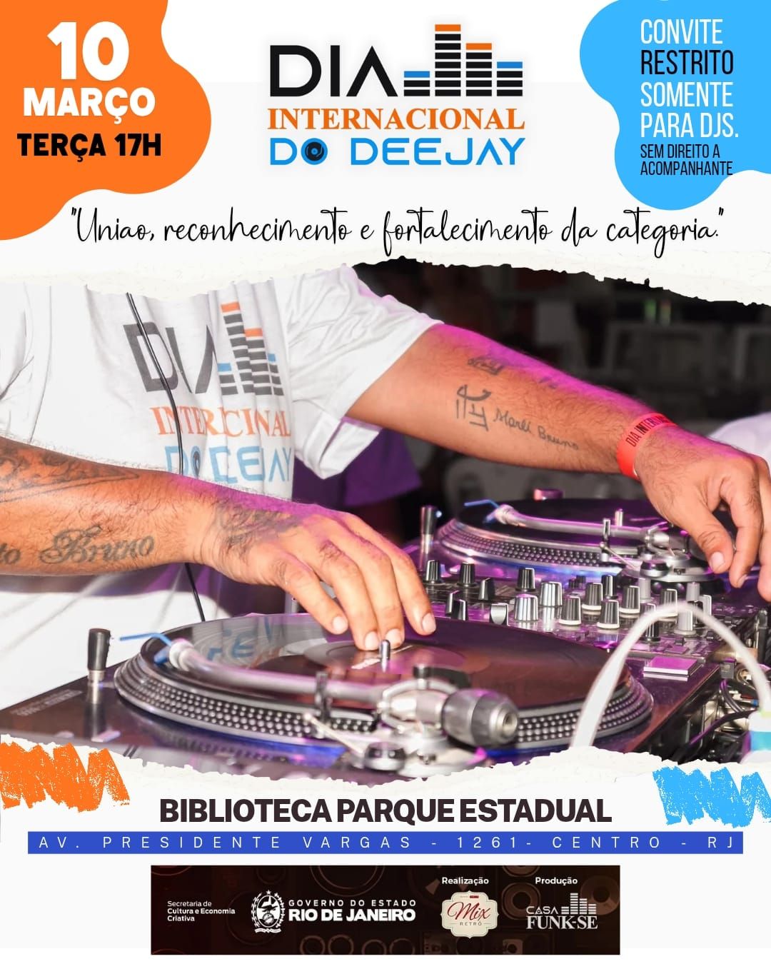 DJ na cabine com headphones, mão em mixer durante apresentação ao vivo.