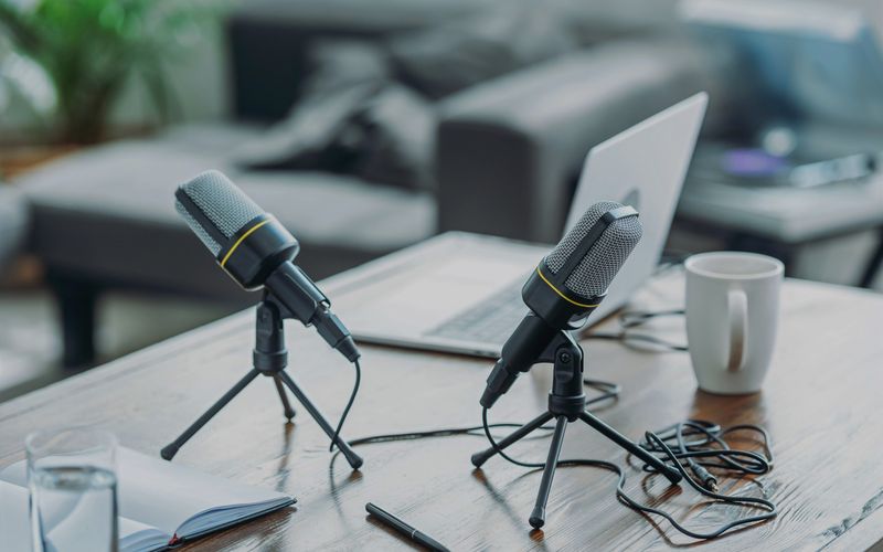 Profissional de voz em estúdio gravando comercial ou audiobook