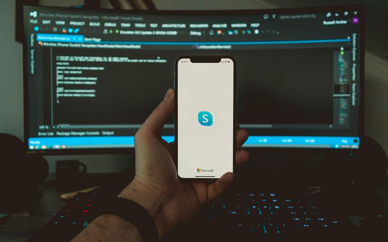 Tela do Skype em fundo digital com tons de azul e tecnologia
