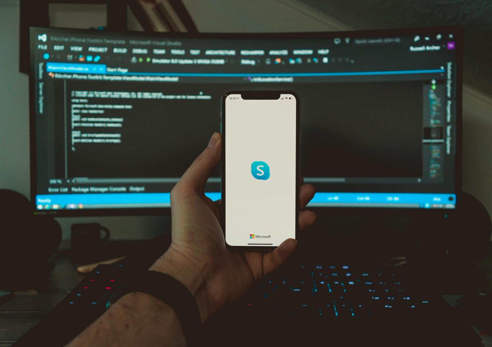 Tela do Skype em fundo digital com tons de azul e tecnologia