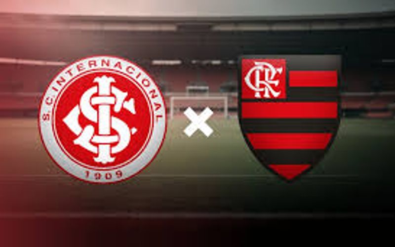 Jogadores de futebol em campo durante partida entre Inter e Flamengo