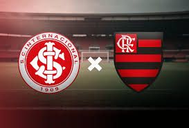 Jogadores de futebol em campo durante partida entre Inter e Flamengo