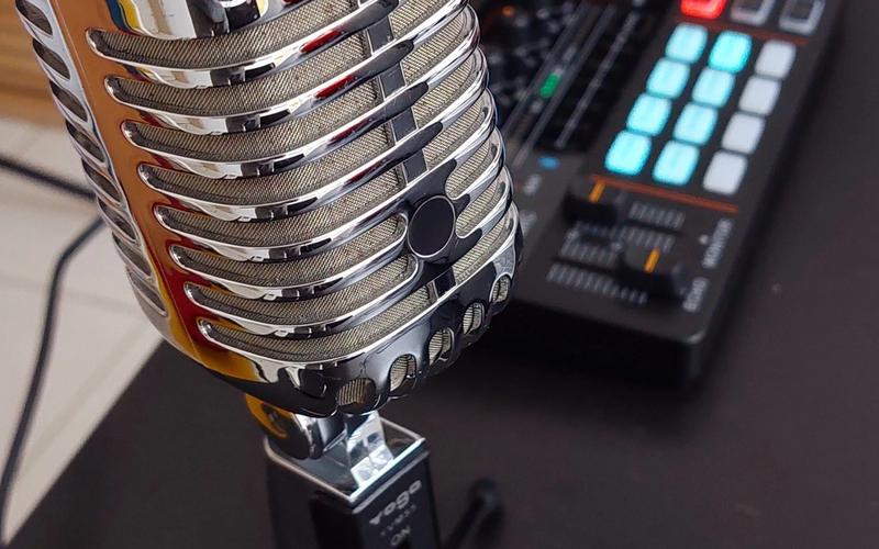 Interface de gravação de podcast com ferramentas interativas