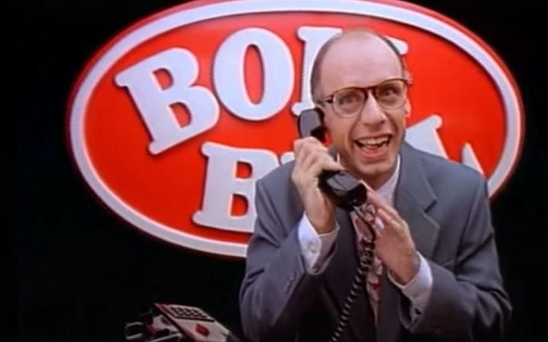 Carlos Moreno como o Garoto Bombril (o químico Alberto) falando ao telefone diante do logo da Bombril.