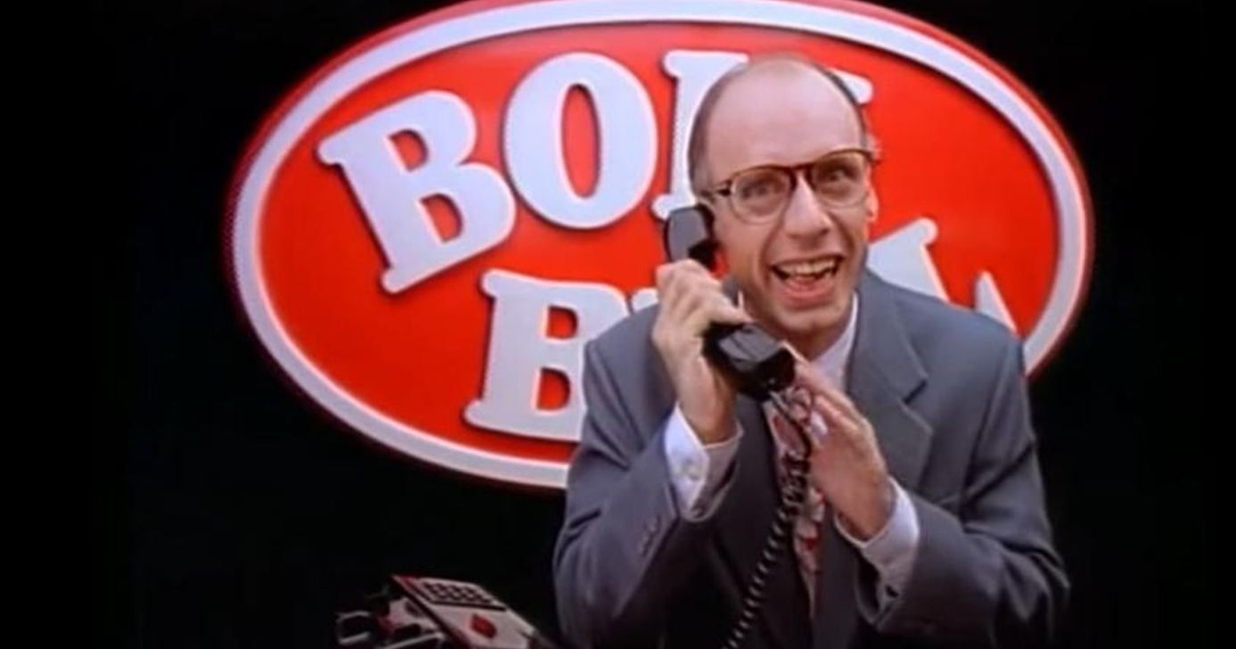Carlos Moreno como o Garoto Bombril (o químico Alberto) falando ao telefone diante do logo da Bombril.