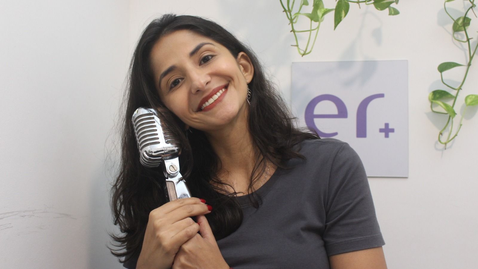 Mulheres profissionais em estúdio de rádio e produção de conteúdo
