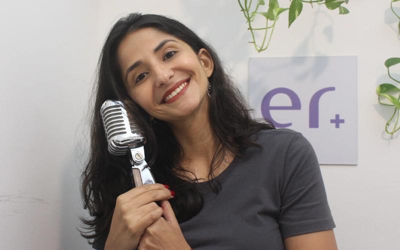 Mulheres profissionais em estúdio de rádio e produção de conteúdo