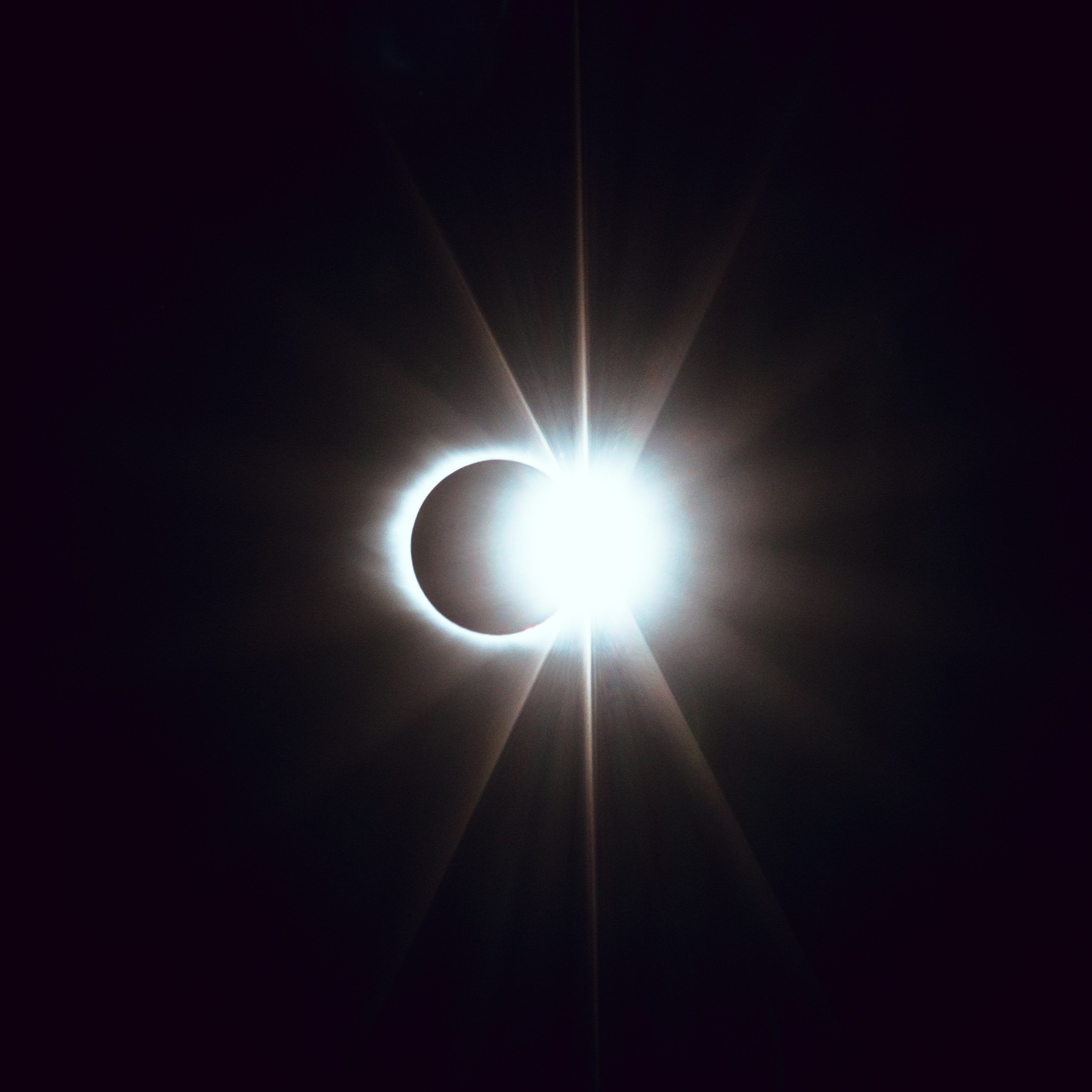 Lua vermelha durante eclipse lunar total causado pela sombra da Terra