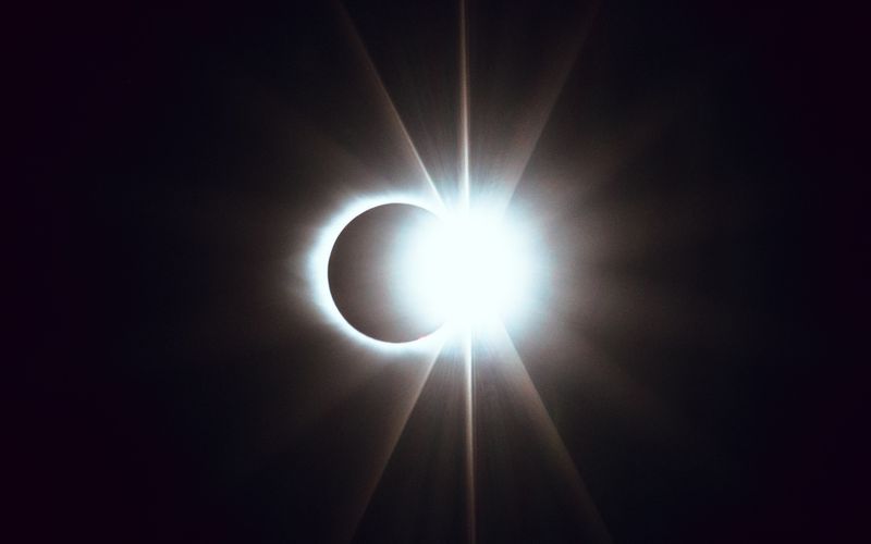 Lua vermelha durante eclipse lunar total causado pela sombra da Terra