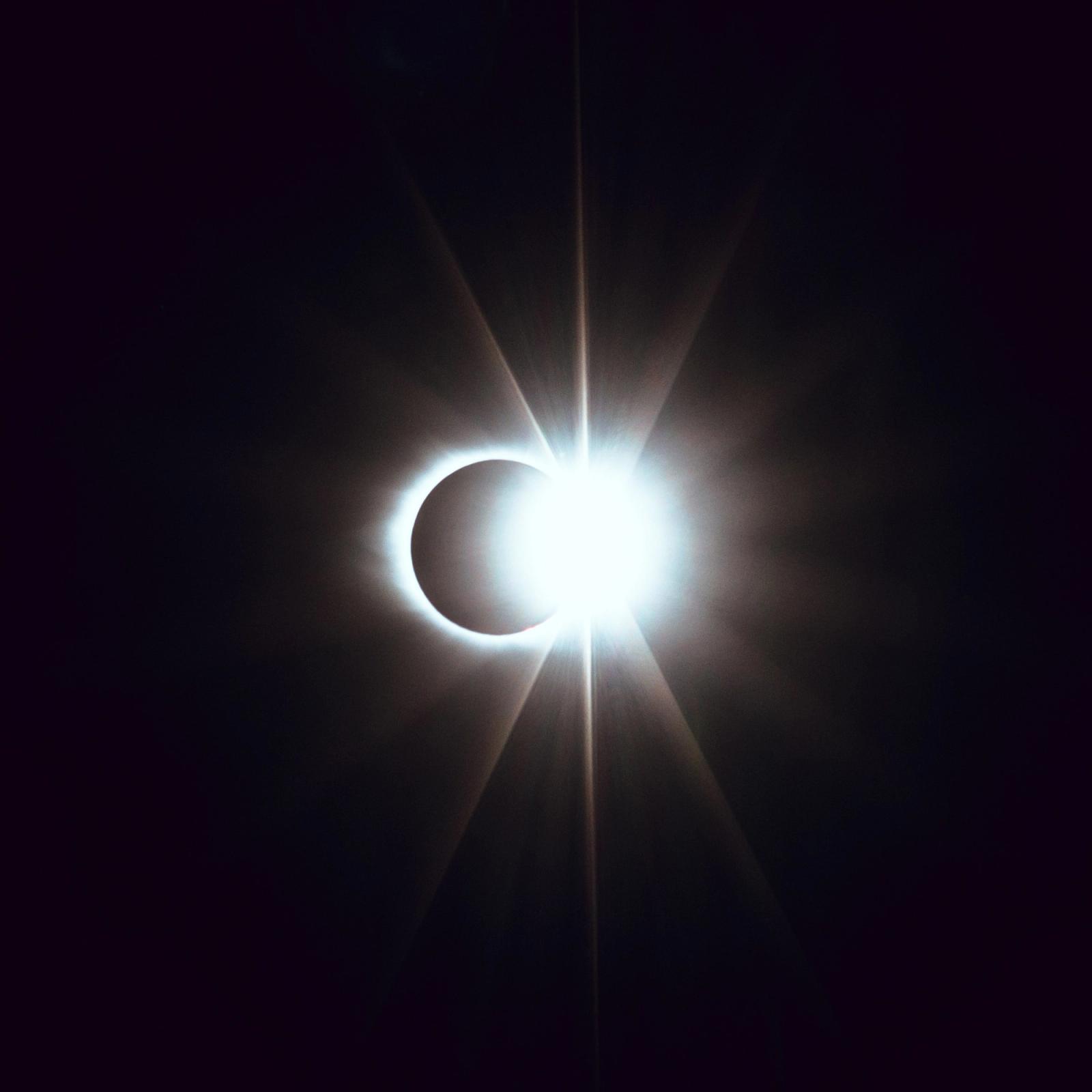Lua vermelha durante eclipse lunar total causado pela sombra da Terra