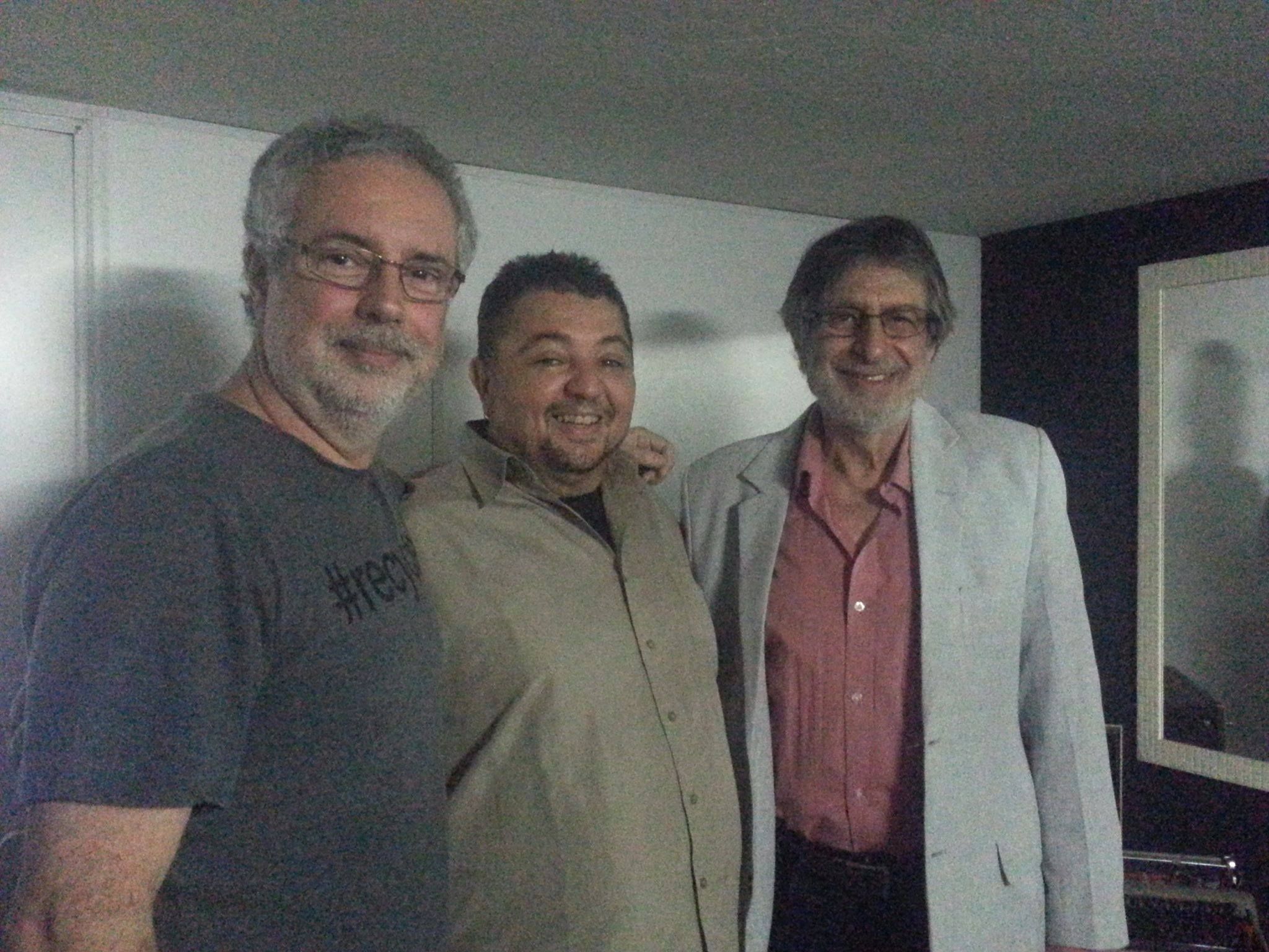 Professor em estúdio de dublagem orientando aluno em microfone