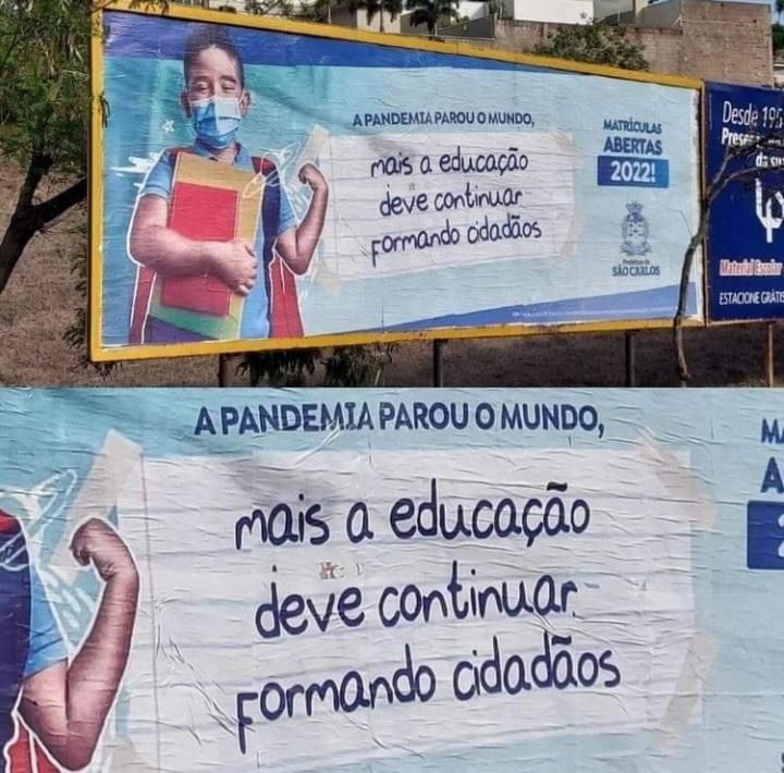 Outdoor com grande painel de texto em vermelho contra parede de prédio