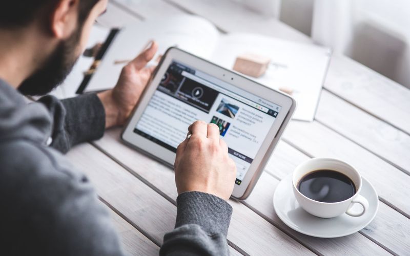 Pessoa jovem digitando em notebook com janela de código aberta