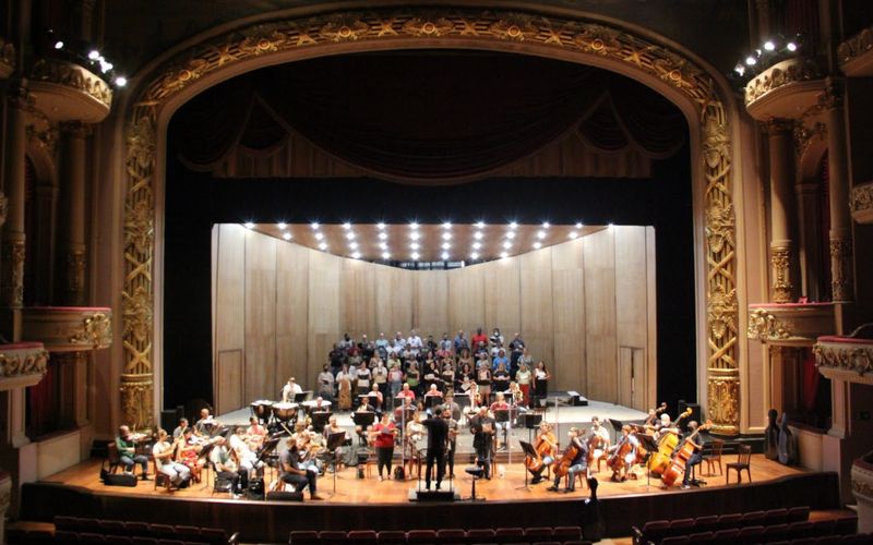 Theatro Municipal do Rio iluminado na celebração do centenário do rádio