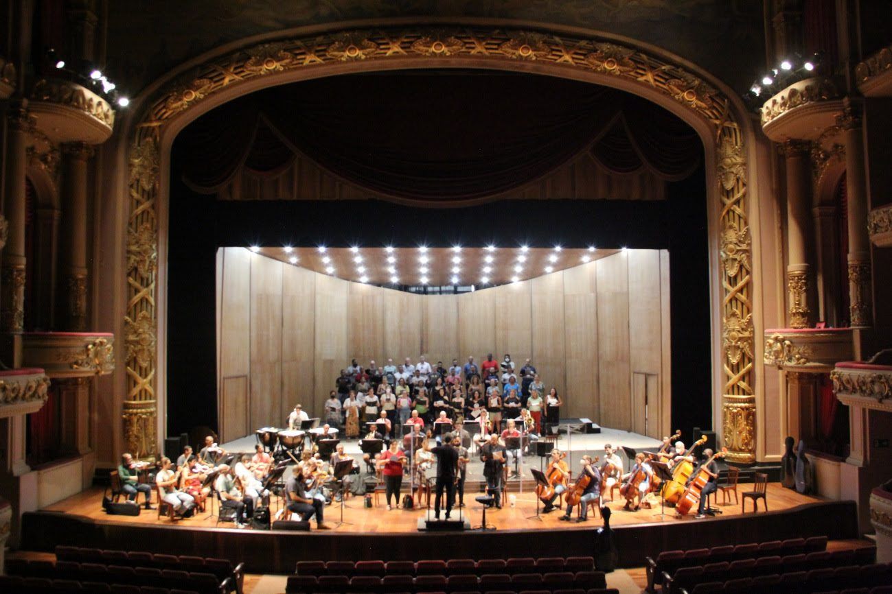 Theatro Municipal do Rio iluminado na celebração do centenário do rádio