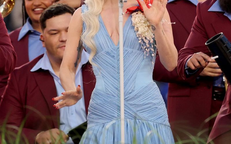 Lady Gaga no palco em figurino azul com flores durante Super Bowl