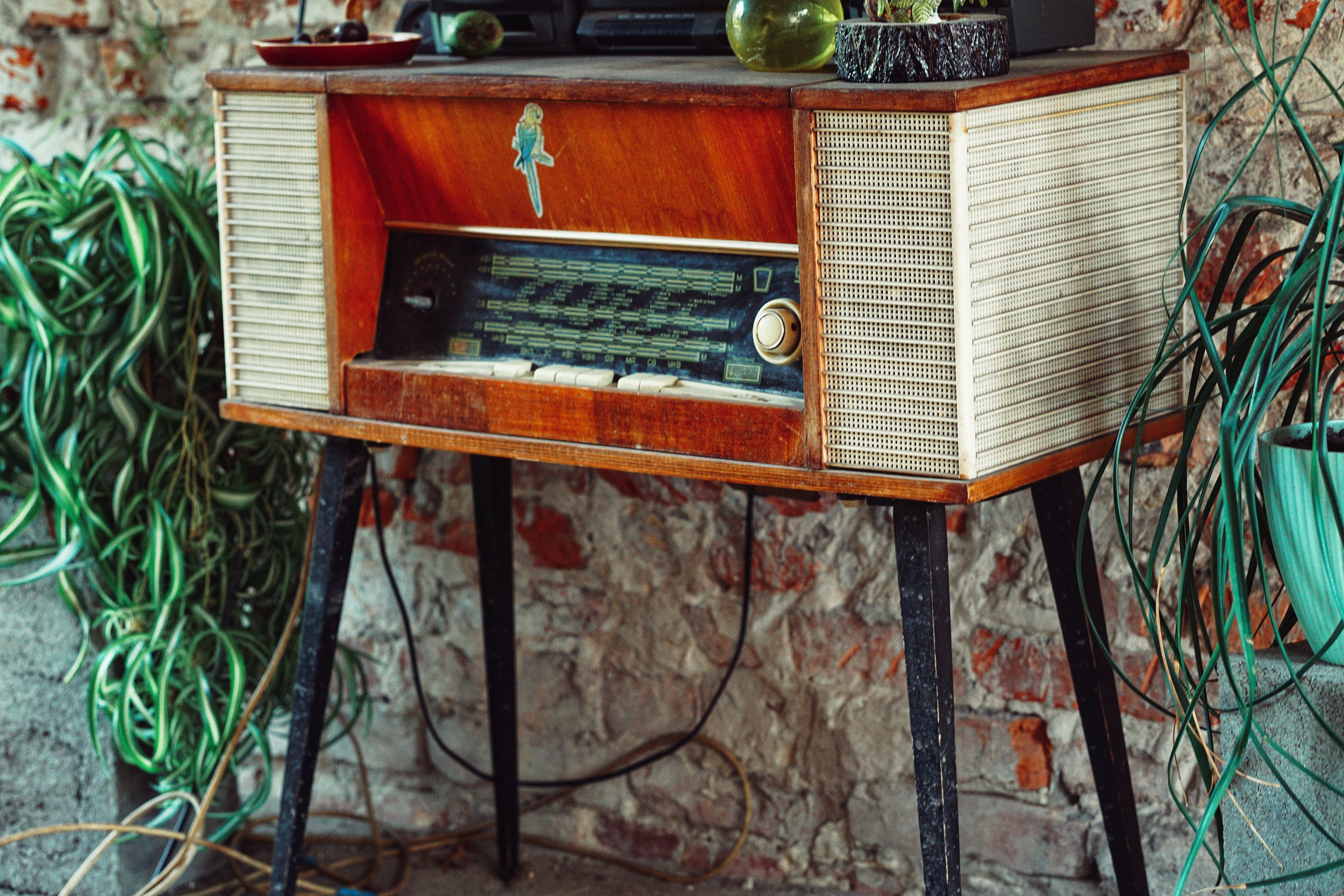 Diferentes épocas de receptores de rádio mostrando sua evolução tecnológica