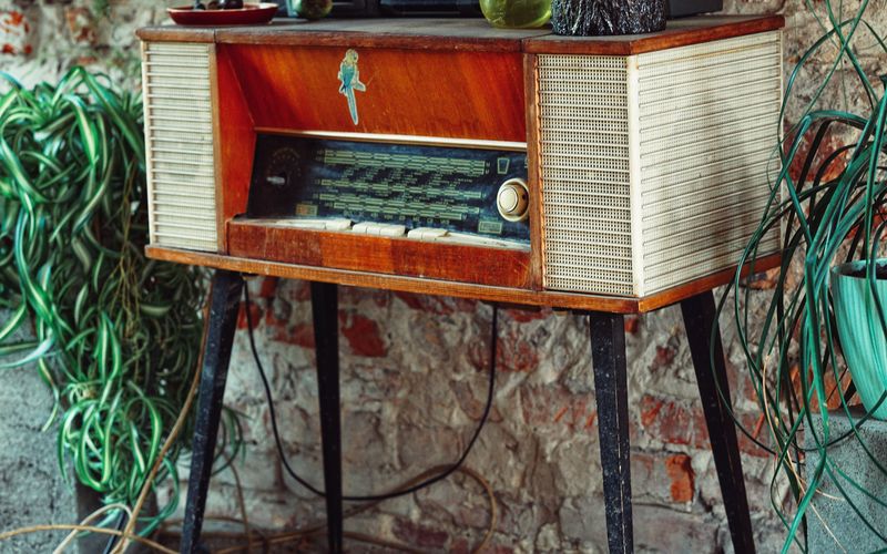 Diferentes épocas de receptores de rádio mostrando sua evolução tecnológica