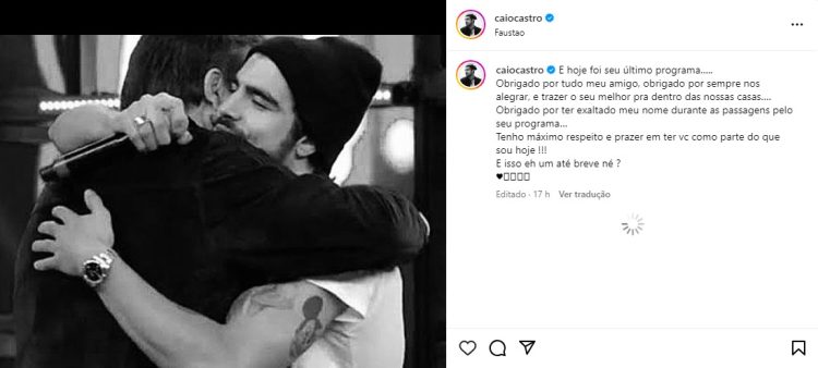 Pessoa compartilhando notícia em smartphone com redes sociais ativas