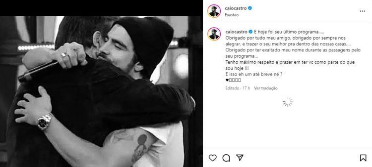 Pessoa compartilhando notícia em smartphone com redes sociais ativas