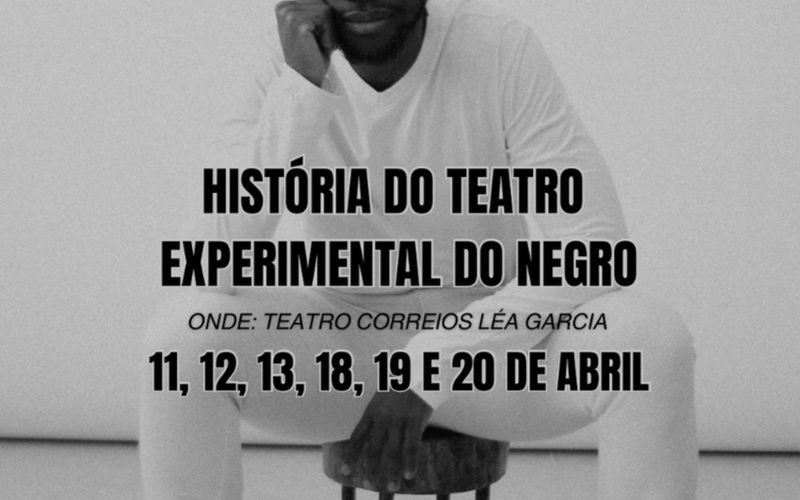 Cena de teatro experimental com atores negros em cena dramática